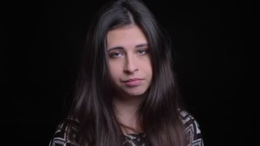 Closeup çekim genç çekici beyaz kadın kamera önünde bir fikir alırken gülümseyen düşünceli olmak