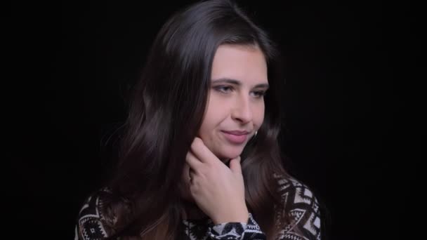 Close-up opnamen van jonge aantrekkelijke Kaukasische langharige vrouwelijke knikken teken overeenkomst tijdens het kijken naar camera — Stockvideo