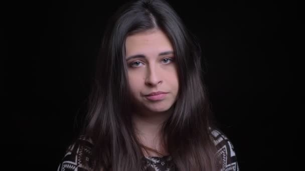 Closeup schieten van jonge aantrekkelijke Kaukasische vrouw wordt doordachte glimlachen toen een idee voor de camera — Stockvideo