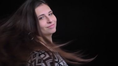 Genç oldukça beyaz kadın gülümseyerek ve kamera önünde poz çırpınan saçları ile geri dönüyor, Closeup çekim