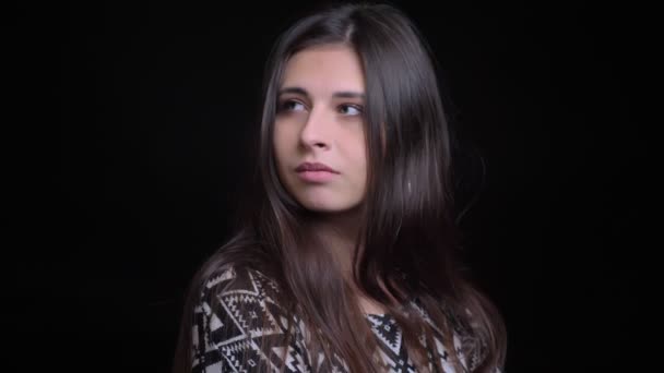 Close-up opnamen van jonge aantrekkelijke Kaukasische vrouwelijke model glimlachend en poseren voor de camera met geïsoleerd op zwarte achtergrond. — Stockvideo