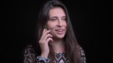 Closeup çekim genç sevimli beyaz kadın telefonda gülümseyen ve kamera önünde gülerek mutlu bir konuşmayı