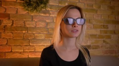 Bir 3d Tv gözlüğü eylem film izlemek ve bir jumpscare içeride rahat bir daire içinde getting genç kadın genç portre çekimleri