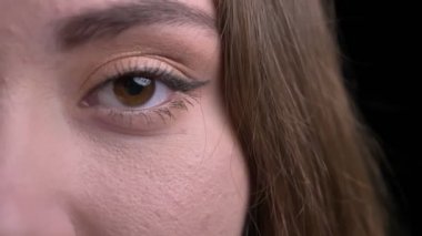 Genç güzel beyaz kadın yüzü düz arka plan ile kamera seyir gözleri ile portre yarı-yüz portresi üzerine siyah izole