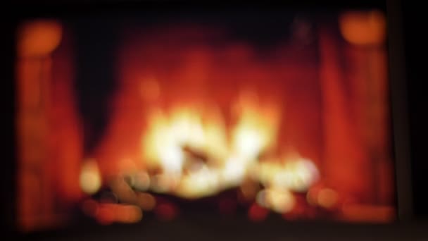 特写镜头拍摄两只手与红酒闪烁的玻璃庆祝晚上的约会与舒适温暖的壁炉在室内的背景在室内 — 图库视频影像