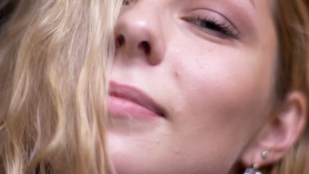 Närbild skjuta av vuxen attraktiv blondin kaukasiska hona titta förföriskt och poserar framför kameran — Stockvideo