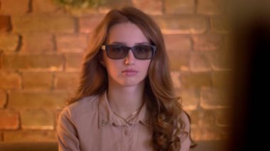 Rahat ev atmosferinde eğlence kanepede TV reclines izlerken 3D gözlük şok genç Genç kız portre.