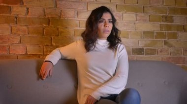 Rahat ev atmosferinde kommotion ile Thriller izlerken Kafkas esmer kadın portresi.