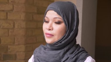Çalışma alanında kamera kapalı bakarak hijab yetişkin Müslüman işkadını çekim çekim