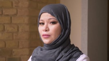 Çalışma alanında kamera kapalı bakarak hijab yetişkin Arap kadın işkadını çekim çekim