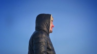 Kar çölünde güneşin içinde iyimserlik izlerken Hood orta yaşlı kaşif görünümü etrafında çevreleyen.