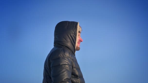 Cirkelen rond uitzicht van middelbare leeftijd Explorer in Hood kijken optimistisch bij de zon op sneeuw woestijn. — Stockvideo