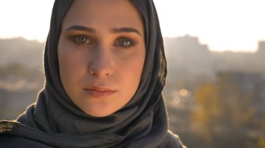 Portre seyir düz arka planında kentsel ayarı ile Tesettür genç çekici Müslüman kadın portresi