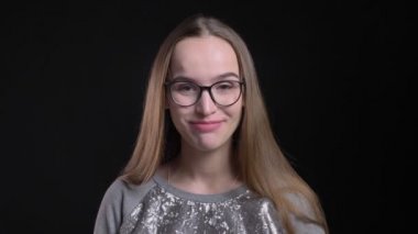 Portre genç çekici hipster utangaç ve gülümseyen izole siyah arka plan ile doğruca kameraya bakıyor olmak gözlüklü kadın ateş