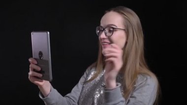 Video aramasý having belgili tanımlık tablet arka plan üzerine siyah izole ile gözlüklü genç çekici hippi erkek portre çekimleri