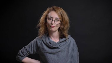 Kızgın ve öfkeli ve sahip el kamera önünde bir kalça orta yaşlı abartılı Kızıl saçlı kadın içinde closeup portresi gözlük