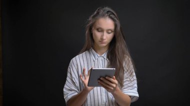 Tablet izole arka plan ile kamera önünde genç oldukça beyaz kadın manifatura portre çekimleri