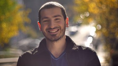 Beyaz adam mutlu sokak arka plan kamerada içine izlerken portresi.