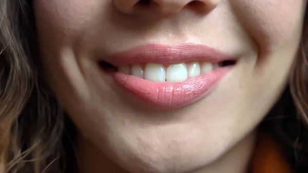 Close-up tiro de jovem rosto feminino muito caucasiano com lábios macios sorrindo alegremente em linha reta na frente da câmera — Fotografia de Stock