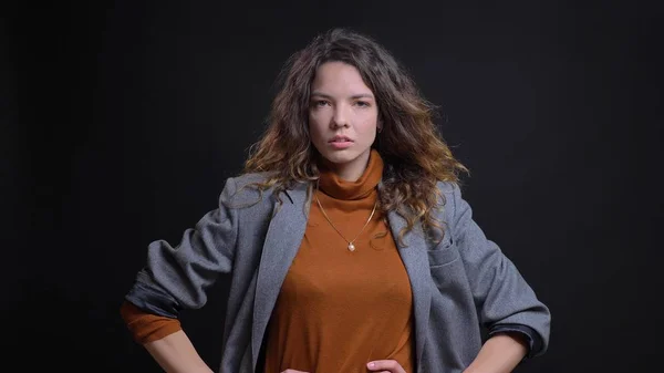 Closeup střílet z mladých atraktivních kavkazské podnikatelka se zlobit a s její ruce o boky, díval se přímo na kameru — Stock fotografie