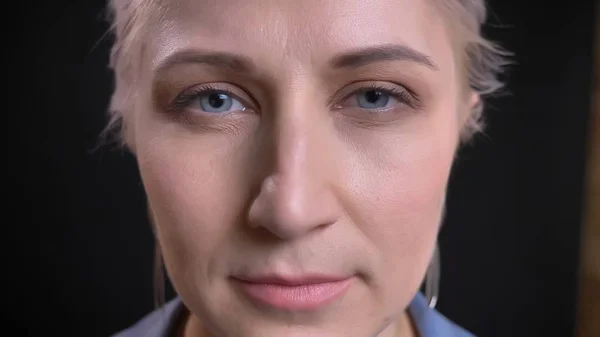 Closeup σουτ του νέους ελκυστική καυκάσιος γυναίκα με ξανθά μαλλιά και μπλε μάτια κοιτώντας ευθεία σε φωτογραφική μηχανή — Φωτογραφία Αρχείου