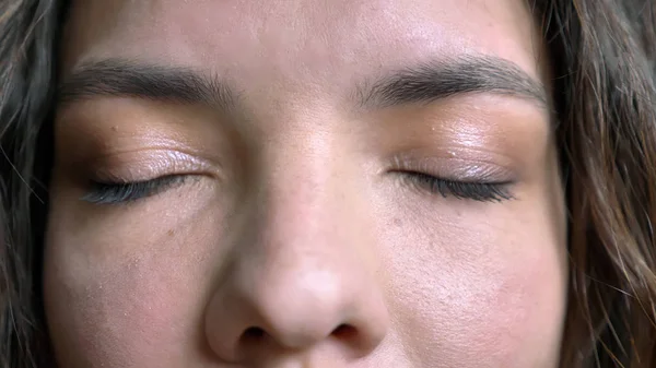 Close-up tiro de jovem muito caucasiano feminino rosto com seus olhos sendo fechado — Fotografia de Stock