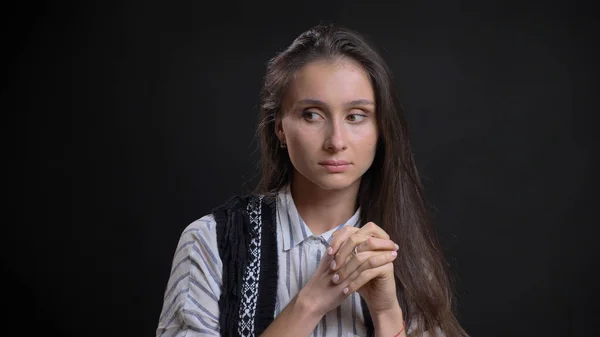 Gros portrait de jeune jolie femme caucasienne étant réfléchie et regardant sur le côté avec un fond isolé — Photo