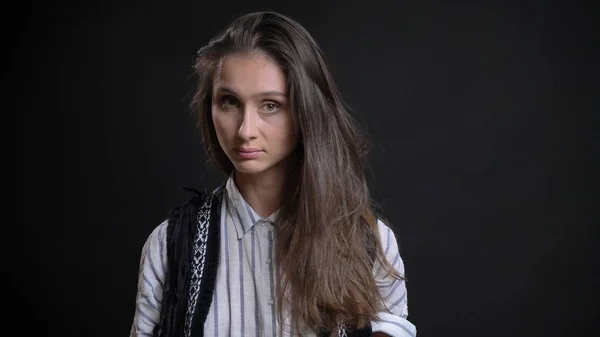 Portret zbliżenie młodych atrakcyjnych kaukaski kobieta z Brunetka włosy patrząc prosto w obiektyw kamery — Zdjęcie stockowe