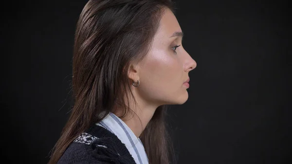 Closeup vista lateral retrato de jovem rosto feminino caucasiano bonito com cabelos morena olhando para a frente com fundo isolado — Fotografia de Stock