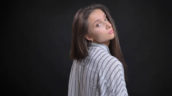 Närbild skott av unga attraktiva kaukasiska kvinnligt mode modell poserar från vyn tillbaka med isolerade bakgrund — Stockfoto