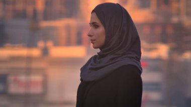 Portre yan görünümü kamera arka planında kentsel city ile düz seyir hijab genç çekici kadın portresi