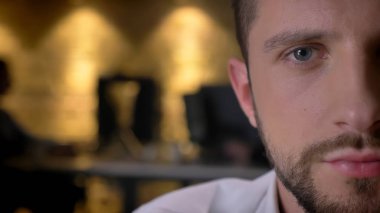 Closeup yarı-yüzü açık ateş yetişkin beyaz sakallı erkek yüzü gözlerle kameraya kapalı ile iç arka planı arıyorum.