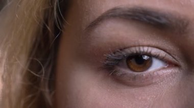 Yakın çekim bir göz-portre orta yaşlı kilolu kadın ciddi ve mütevazi siyah arka plan üzerine saatler.