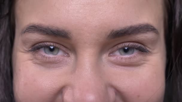 Närbild öga-porträtt av vackra brunett affärskvinna öppnar hennes ögon och ler glatt in kameran. — Stockvideo