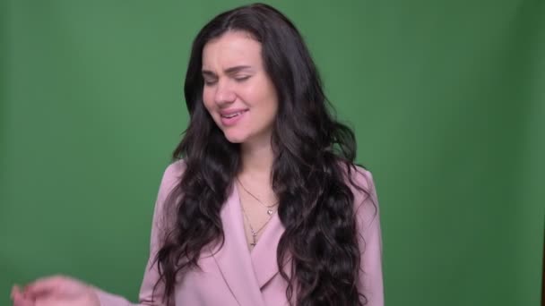 Brunetka podnikatelka v růžové sako gesta facepalm Ukázat zlost a podráždění na zeleném pozadí. — Stock video