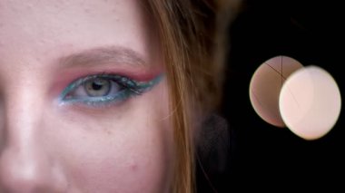 Yakın çekim yarı-portresi bulanık ışıklar arka plan üzerinde olağanüstü renkli makyaj ile güzel beyaz sarışın kız.