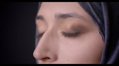 Genç çekici Müslüman kadın yüzüne izole siyah arka plan ile kameraya dönüm hijab portre profil ateş