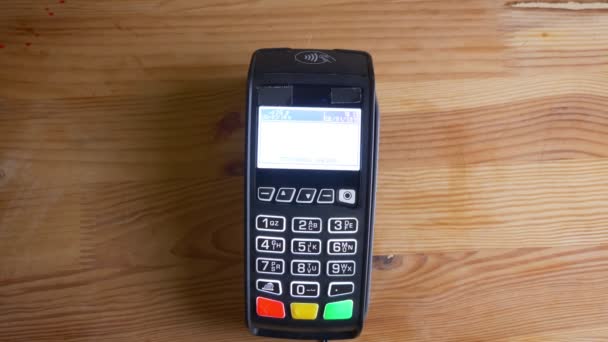 Nahaufnahme eines Zahlungsterminals, das von einer App auf dem Handy im Haus zum Bezahlen genutzt wird — Stockvideo