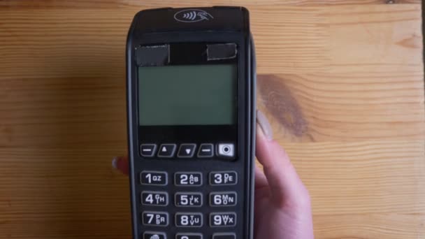Närbild skjuta en betalning terminal som används för betalning av ett program på telefonen med grön chroma key skärm inomhus. Kassör och kund — Stockvideo