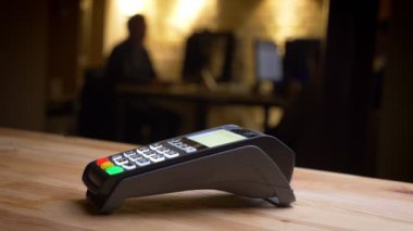 Ofis iç mekanlarda telefonda bir uygulama tarafından ödeme için kullanılan bir ödeme terminali çekim çekim