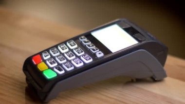 Dükkan kapalı telefonda bir uygulama tarafından ödeme için kullanılan bir ödeme terminali çekim çekim