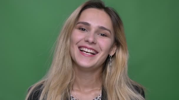 Close-up schieten van jonge aantrekkelijke hipster Kaukasische femalelaughing gelukkig terwijl het kijken recht op camera met achtergrond geïsoleerd op groen — Stockvideo