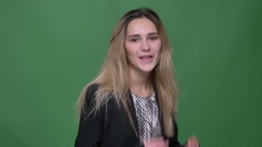 Genç çekici hipster beyaz kadın neşeli ve yapma ve hava arka plan yeşil üzerinde izole fotoğraf makinesi düz görünümlü gülümseyen öpücük çekim