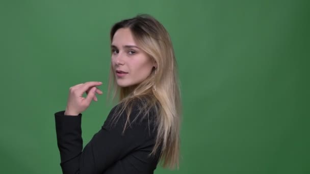 Nahaufnahme einer jungen attraktiven kaukasischen Hipster-Frau, die sexy und verführerisch ist und direkt in die Kamera schaut, mit einem auf Grün isolierten Hintergrund — Stockvideo