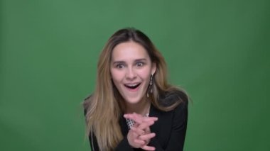 Genç çekici hipster beyaz kadın neşe atlama ve arka plan yeşil üzerinde izole ile kutluyor closeup çekim