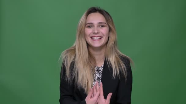 Close-up schieten van jonge aantrekkelijke hipster Kaukasische vrouw wordt opgewonden en zwaaien Hallo op zoek rechtdoor naar camera met achtergrond geïsoleerd op groen — Stockvideo