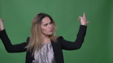 Genç çekici hipster beyaz kadın dans baştan çıkarıcı çılgın hamle yapmak ve yeşil üzerinde izole arka plan ile kamera önünde eğlenmek çekim çekim