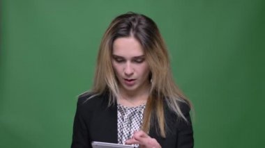 Genç çekici hipster beyaz kadın manifatura çekim arka planda yeşil üzerinde izole ile tablet