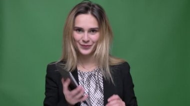 Genç çekici hipster beyaz kadın tableti kullanarak ve arka plan yeşil üzerinde izole kamera mavi Chroma ekran gösteren çekim çekim