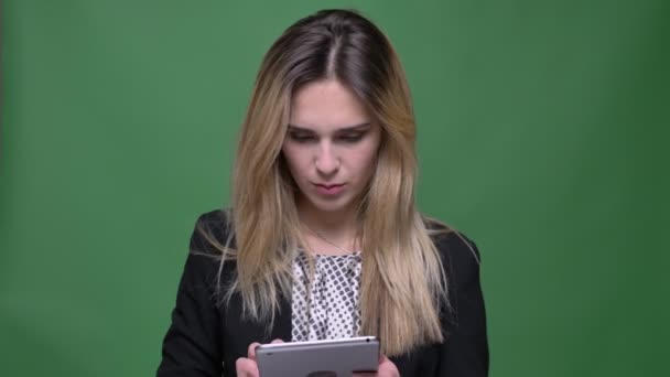 Yeşil üzerinde izole arka plan ile tablet kullanarak genç çekici hipster beyaz kadın çekim çekim — Stok video
